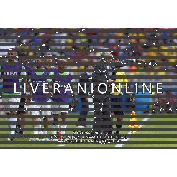 (140617) -- BELO HORIZONTE, June 17, 2014 () -- Algeria\'s head coach Vahid Halilhodzic (R, front) gives instruction during a Group H match between Belgium and Algeria of 2014 FIFA World Cup at the Estadio Mineirao Stadium in Belo Horizonte, Brazil, June 17, 2014.(/Liu Bin)(xzj) AG ALDO LIVERANI SAS ONLY ITALY