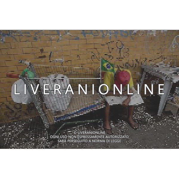 (140617) -- MANAUS, June 17, 2014 () -- A man reads newspaper in downtown Manaus city, Brazil, on June 17, 2014. (/Guillermo Arias)(rh) ©PHOTOSHOT/Agenzia Aldo Liverani sas - ITALY ONLY - EDITORIAL USE ONLY - Souvenir della coppa del mondo brasiliana sulla strada nel centro della citta\' di Manaus, in Brasile, il 17 giugno 2014