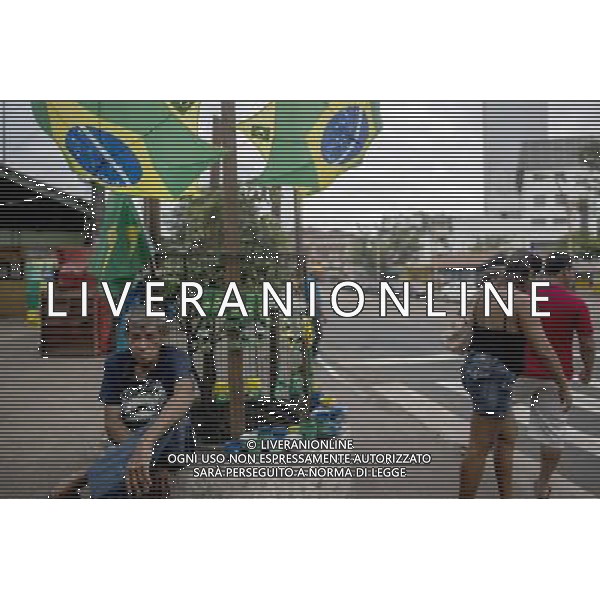 (140617) -- MANAUS, June 17, 2014 () -- man sells Brazilian souvenirs on the street in downtown Manaus city, Brazil, on June 17, 2014. (/Guillermo Arias)(rh) ©PHOTOSHOT/Agenzia Aldo Liverani sas - ITALY ONLY - EDITORIAL USE ONLY - Souvenir della coppa del mondo brasiliana sulla strada nel centro della citta\' di Manaus, in Brasile, il 17 giugno 2014