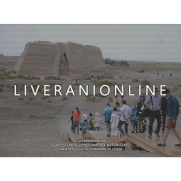 (140618) -- DUNHUANG, June 18, 2014 () -- Tourists visit the relics of the Yumen Pass, some 90 kilometers northwest of Dunhuang City along the ancient Silk Road in northwest China\'s Gansu Province, June 17, 2014. (/Nie Jianjiang) (wf) ©PHOTOSHOT/Agenzia Aldo Liverani sas - ITALY ONLY - EDITORIAL USE ONLY - I turisti visitano l\'oasi del deserto, circa 90 km a nord ovest di Dunhuang citta\' lungo l\'antica Via della Seta in della Cina nord-occidentale di Gansu Province, 17 giugno 2014