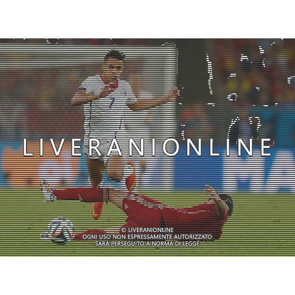 (140618) -- RIO DE JANEIRO, June 18, 2014 () -- Spain\'s Javi Martinez (down) slide tackles the ball in a competition with Chile\'s Alexis Sanchez during a Group B match between Spain and Chile of 2014 FIFA World Cup at the Estadio do Maracana Stadium in Rio de Janeiro, Brazil, June 18, 2014. Chile won 2-0 over Spain on Wednesday.(/Wang Lili)(pcy) ©PHOTOSHOT/Agenzia Aldo Liverani sas - ITALY ONLY - EDITORIAL USE ONLY - Spagna Vs Cile partita del Gruppo B Coppa del Mondo 2014 FIFA a Estadio do Stadio Maracana\' di Rio de Janeiro, in Brasile, 18 Giugno 2014 il Cile ha vinto per 2-0 contro la Spagna