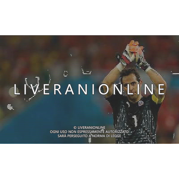 (140618) -- RIO DE JANEIRO, June 18, 2014 () -- Chile\'s goalkeeper Claudio Bravo applauds the audience after a Group B match between Spain and Chile of 2014 FIFA World Cup at the Estadio do Maracana Stadium in Rio de Janeiro, Brazil, June 18, 2014. Chile won 2-0 over Spain on Wednesday.(/Wang Lili)(pcy) ©PHOTOSHOT/Agenzia Aldo Liverani sas - ITALY ONLY - EDITORIAL USE ONLY - Spagna Vs Cile partita del Gruppo B Coppa del Mondo 2014 FIFA a Estadio do Stadio Maracana\' di Rio de Janeiro, in Brasile, 18 Giugno 2014 il Cile ha vinto per 2-0 contro la Spagna