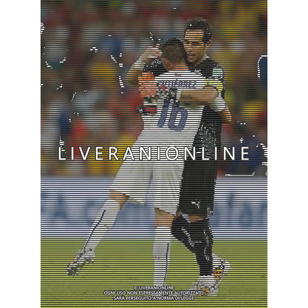 (140618) -- RIO DE JANEIRO, June 18, 2014 () -- Chile\'s goalkeeper Claudio Bravo (R) embraces Felipe Gutierrez after a Group B match between Spain and Chile of 2014 FIFA World Cup at the Estadio do Maracana Stadium in Rio de Janeiro, Brazil, June 18, 2014. Chile won 2-0 over Spain on Wednesday.(/Wang Lili)(pcy) ©PHOTOSHOT/Agenzia Aldo Liverani sas - ITALY ONLY - EDITORIAL USE ONLY - Spagna Vs Cile partita del Gruppo B Coppa del Mondo 2014 FIFA a Estadio do Stadio Maracana\' di Rio de Janeiro, in Brasile, 18 Giugno 2014 il Cile ha vinto per 2-0 contro la Spagna
