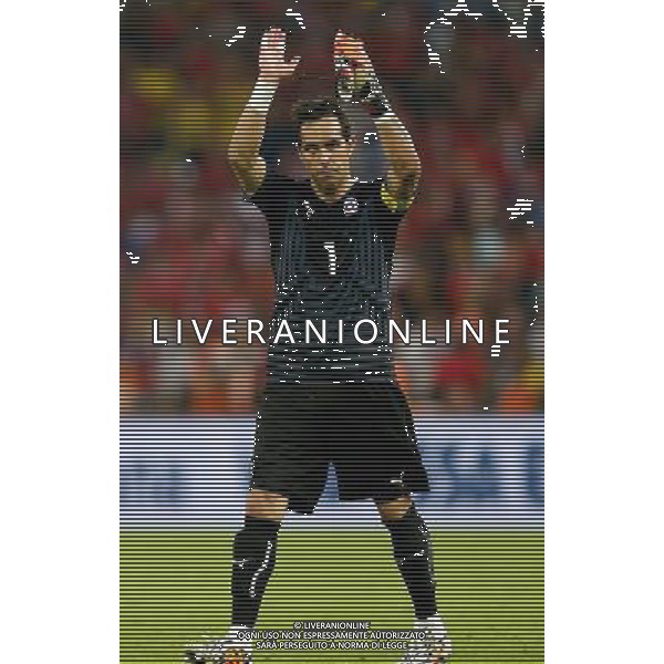 (140618) -- RIO DE JANEIRO, June 18, 2014 () -- Chile\'s goalkeeper Claudio Bravo applauds the audience after a Group B match between Spain and Chile of 2014 FIFA World Cup at the Estadio do Maracana Stadium in Rio de Janeiro, Brazil, June 18, 2014. Chile won 2-0 over Spain on Wednesday.(/Wang Lili)(pcy) ©PHOTOSHOT/Agenzia Aldo Liverani sas - ITALY ONLY - EDITORIAL USE ONLY - Spagna Vs Cile partita del Gruppo B Coppa del Mondo 2014 FIFA a Estadio do Stadio Maracana\' di Rio de Janeiro, in Brasile, 18 Giugno 2014 il Cile ha vinto per 2-0 contro la Spagna