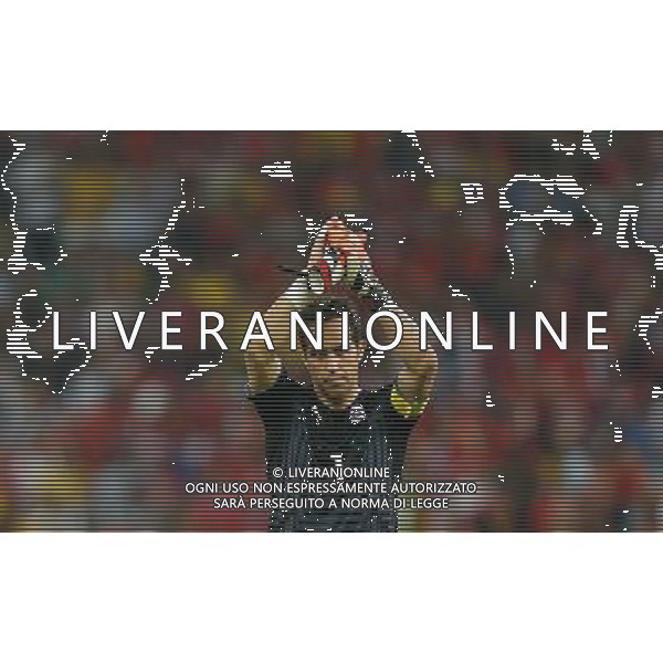 (140618) -- RIO DE JANEIRO, June 18, 2014 () -- Chile\'s goalkeeper Claudio Bravo applauds the audience after a Group B match between Spain and Chile of 2014 FIFA World Cup at the Estadio do Maracana Stadium in Rio de Janeiro, Brazil, June 18, 2014. Chile won 2-0 over Spain on Wednesday.(/Wang Lili)(pcy) ©PHOTOSHOT/Agenzia Aldo Liverani sas - ITALY ONLY - EDITORIAL USE ONLY - Spagna Vs Cile partita del Gruppo B Coppa del Mondo 2014 FIFA a Estadio do Stadio Maracana\' di Rio de Janeiro, in Brasile, 18 Giugno 2014 il Cile ha vinto per 2-0 contro la Spagna