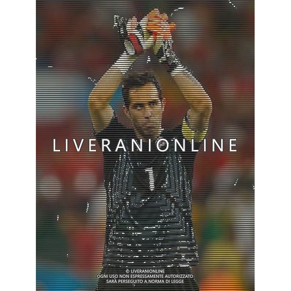 (140618) -- RIO DE JANEIRO, June 18, 2014 () -- Chile\'s goalkeeper Claudio Bravo applauds the audience after a Group B match between Spain and Chile of 2014 FIFA World Cup at the Estadio do Maracana Stadium in Rio de Janeiro, Brazil, June 18, 2014. Chile won 2-0 over Spain on Wednesday.(/Wang Lili)(pcy) ©PHOTOSHOT/Agenzia Aldo Liverani sas - ITALY ONLY - EDITORIAL USE ONLY - Spagna Vs Cile partita del Gruppo B Coppa del Mondo 2014 FIFA a Estadio do Stadio Maracana\' di Rio de Janeiro, in Brasile, 18 Giugno 2014 il Cile ha vinto per 2-0 contro la Spagna