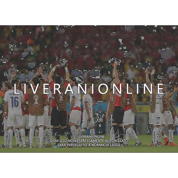 (140618) -- RIO DE JANEIRO, June 18, 2014 () -- Chile\'s players applaud the audience after a Group B match between Spain and Chile of 2014 FIFA World Cup at the Estadio do Maracana Stadium in Rio de Janeiro, Brazil, June 18, 2014. Chile won 2-0 over Spain on Wednesday.(/Xu Zijian)(pcy) ©PHOTOSHOT/Agenzia Aldo Liverani sas - ITALY ONLY - EDITORIAL USE ONLY - Spagna Vs Cile partita del Gruppo B Coppa del Mondo 2014 FIFA a Estadio do Stadio Maracana\' di Rio de Janeiro, in Brasile, 18 Giugno 2014 il Cile ha vinto per 2-0 contro la Spagna