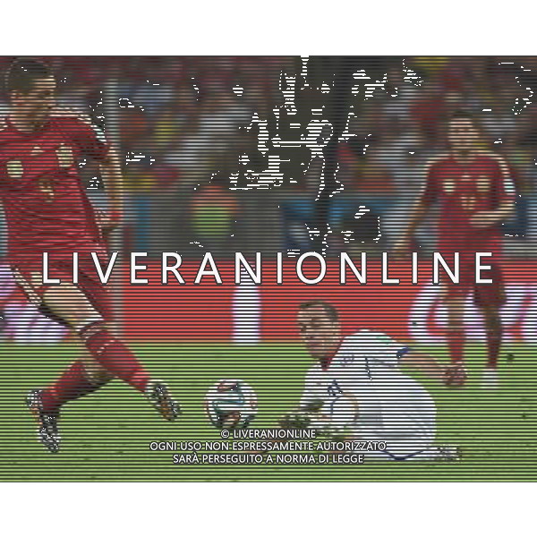 (140618) -- RIO DE JANEIRO, June 18, 2014 () -- Chile\'s Marcelo Diaz (C) slide tackles the ball during a Group B match between Spain and Chile of 2014 FIFA World Cup at the Estadio do Maracana Stadium in Rio de Janeiro, Brazil, June 18, 2014. Chile won 2-0 over Spain on Wednesday.(/Wang Yuguo)(pcy) ©PHOTOSHOT/Agenzia Aldo Liverani sas - ITALY ONLY - EDITORIAL USE ONLY - Spagna Vs Cile partita del Gruppo B Coppa del Mondo 2014 FIFA a Estadio do Stadio Maracana\' di Rio de Janeiro, in Brasile, 18 Giugno 2014 il Cile ha vinto per 2-0 contro la Spagna