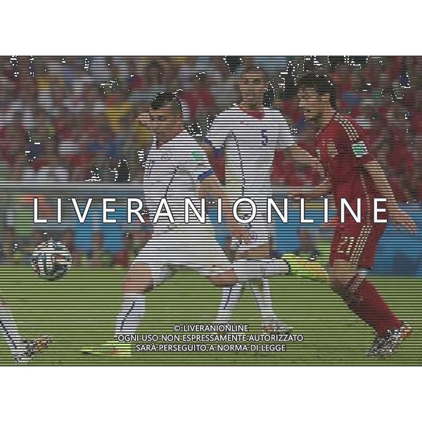 (140618) -- RIO DE JANEIRO, June 18, 2014 () -- Chile\'s Gary Medel (L) passes the ball during a Group B match between Spain and Chile of 2014 FIFA World Cup at the Estadio do Maracana Stadium in Rio de Janeiro, Brazil, June 18, 2014. Chile won 2-0 over Spain on Wednesday.(/Xu Zijian)(pcy) ©PHOTOSHOT/Agenzia Aldo Liverani sas - ITALY ONLY - EDITORIAL USE ONLY - Spagna Vs Cile partita del Gruppo B Coppa del Mondo 2014 FIFA a Estadio do Stadio Maracana\' di Rio de Janeiro, in Brasile, 18 Giugno 2014 il Cile ha vinto per 2-0 contro la Spagna