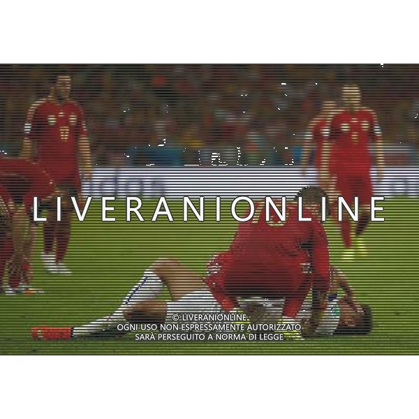 (140618) -- RIO DE JANEIRO, June 18, 2014 () -- Spain\'s Sergio Ramos (front) comforts Chile\'s Eduardo Vargas who falls down during a Group B match between Spain and Chile of 2014 FIFA World Cup at the Estadio do Maracana Stadium in Rio de Janeiro, Brazil, June 18, 2014. Chile won 2-0 over Spain on Wednesday.(/Wang Lili)(pcy) ©PHOTOSHOT/Agenzia Aldo Liverani sas - ITALY ONLY - EDITORIAL USE ONLY - Spagna Vs Cile partita del Gruppo B Coppa del Mondo 2014 FIFA a Estadio do Stadio Maracana\' di Rio de Janeiro, in Brasile, 18 Giugno 2014 il Cile ha vinto per 2-0 contro la Spagna