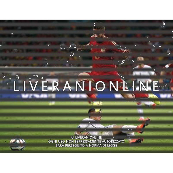 (140618) -- RIO DE JANEIRO, June 18, 2014 () -- Spain\'s Sergio Ramos (up) breaks through as Chile\'s Eduardo Vargas slide tackles the ball during a Group B match between Spain and Chile of 2014 FIFA World Cup at the Estadio do Maracana Stadium in Rio de Janeiro, Brazil, June 18, 2014. Chile won 2-0 over Spain on Wednesday.(/Wang Lili)(pcy) ©PHOTOSHOT/Agenzia Aldo Liverani sas - ITALY ONLY - EDITORIAL USE ONLY - Spagna Vs Cile partita del Gruppo B Coppa del Mondo 2014 FIFA a Estadio do Stadio Maracana\' di Rio de Janeiro, in Brasile, 18 Giugno 2014 il Cile ha vinto per 2-0 contro la Spagna