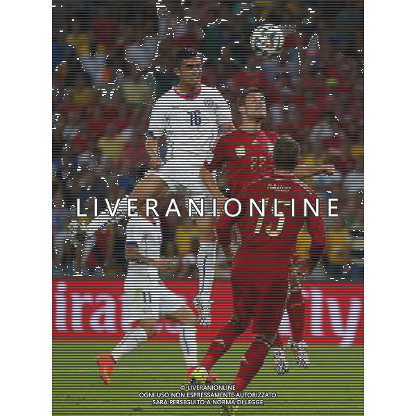 (140618) -- RIO DE JANEIRO, June 18, 2014 () -- Spain\'s Cesar Azpilicueta (2nd R) competes for a header with Chile\'s Felipe Gutierrez during a Group B match between Spain and Chile of 2014 FIFA World Cup at the Estadio do Maracana Stadium in Rio de Janeiro, Brazil, June 18, 2014. Chile won 2-0 over Spain on Wednesday.(/Wang Lili)(pcy) ©PHOTOSHOT/Agenzia Aldo Liverani sas - ITALY ONLY - EDITORIAL USE ONLY - Spagna Vs Cile partita del Gruppo B Coppa del Mondo 2014 FIFA a Estadio do Stadio Maracana\' di Rio de Janeiro, in Brasile, 18 Giugno 2014 il Cile ha vinto per 2-0 contro la Spagna