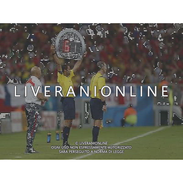 (140618) -- RIO DE JANEIRO, June 18, 2014 () -- Fourth official (C) holds a board of extra time during a Group B match between Spain and Chile of 2014 FIFA World Cup at the Estadio do Maracana Stadium in Rio de Janeiro, Brazil, June 18, 2014. Chile won 2-0 over Spain on Wednesday.(/Wang Lili)(pcy) ©PHOTOSHOT/Agenzia Aldo Liverani sas - ITALY ONLY - EDITORIAL USE ONLY - Spagna Vs Cile partita del Gruppo B Coppa del Mondo 2014 FIFA a Estadio do Stadio Maracana\' di Rio de Janeiro, in Brasile, 18 Giugno 2014 il Cile ha vinto per 2-0 contro la Spagna