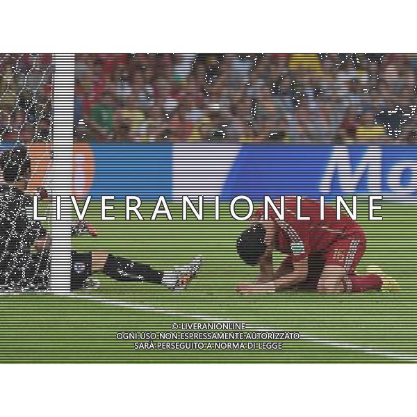 (140618) -- RIO DE JANEIRO, June 18, 2014 () -- Spain\'s Sergio Busquets (R) reacts after missing a chance during a Group B match between Spain and Chile of 2014 FIFA World Cup at the Estadio do Maracana Stadium in Rio de Janeiro, Brazil, June 18, 2014. Chile won 2-0 over Spain on Wednesday.(/Wang Yuguo)(pcy) ©PHOTOSHOT/Agenzia Aldo Liverani sas - ITALY ONLY - EDITORIAL USE ONLY - Spagna Vs Cile partita del Gruppo B Coppa del Mondo 2014 FIFA a Estadio do Stadio Maracana\' di Rio de Janeiro, in Brasile, 18 Giugno 2014 il Cile ha vinto per 2-0 contro la Spagna