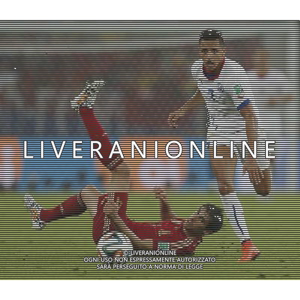 (140618) -- RIO DE JANEIRO, June 18, 2014 () -- Spain\'s Javi Martinez (down) falls down in a competition with Chile\'s Alexis Sanchez (R) during a Group B match between Spain and Chile of 2014 FIFA World Cup at the Estadio do Maracana Stadium in Rio de Janeiro, Brazil, June 18, 2014. Chile won 2-0 over Spain on Wednesday.(/Wang Lili)(pcy) ©PHOTOSHOT/Agenzia Aldo Liverani sas - ITALY ONLY - EDITORIAL USE ONLY - Spagna Vs Cile partita del Gruppo B Coppa del Mondo 2014 FIFA a Estadio do Stadio Maracana\' di Rio de Janeiro, in Brasile, 18 Giugno 2014 il Cile ha vinto per 2-0 contro la Spagna