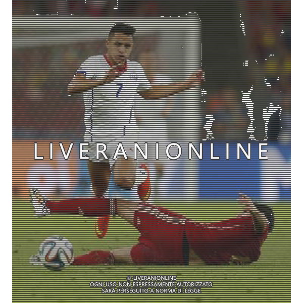 (140618) -- RIO DE JANEIRO, June 18, 2014 () -- Spain\'s Javi Martinez (down)slide tackles the ball in a competition with Chile\'s Alexis Sanchez during a Group B match between Spain and Chile of 2014 FIFA World Cup at the Estadio do Maracana Stadium in Rio de Janeiro, Brazil, June 18, 2014. Chile won 2-0 over Spain on Wednesday.(/Wang Lili)(pcy) ©PHOTOSHOT/Agenzia Aldo Liverani sas - ITALY ONLY - EDITORIAL USE ONLY - Spagna Vs Cile partita del Gruppo B Coppa del Mondo 2014 FIFA a Estadio do Stadio Maracana\' di Rio de Janeiro, in Brasile, 18 Giugno 2014 il Cile ha vinto per 2-0 contro la Spagna