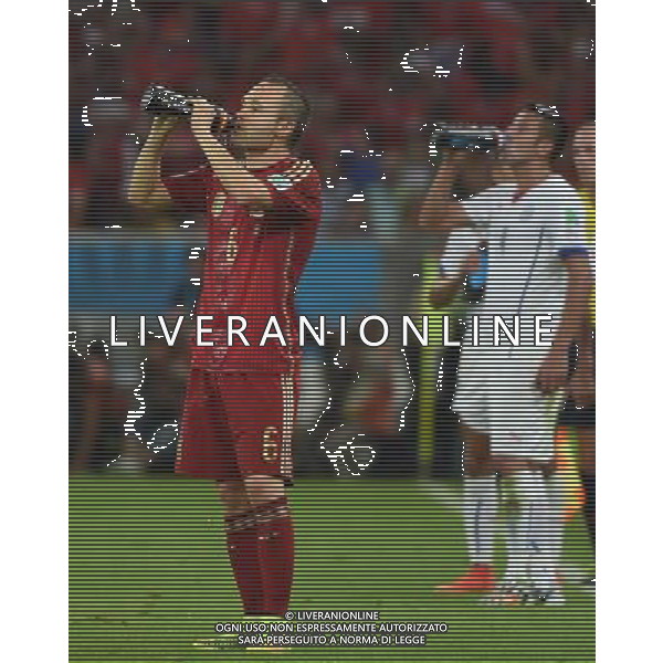 (140618) -- RIO DE JANEIRO, June 18, 2014 () -- Spain\'s Andres Iniesta (L) drinks water during a Group B match between Spain and Chile of 2014 FIFA World Cup at the Estadio do Maracana Stadium in Rio de Janeiro, Brazil, June 18, 2014. Chile won 2-0 over Spain on Wednesday.(/Wang Yuguo)(pcy) ©PHOTOSHOT/Agenzia Aldo Liverani sas - ITALY ONLY - EDITORIAL USE ONLY - Spagna Vs Cile partita del Gruppo B Coppa del Mondo 2014 FIFA a Estadio do Stadio Maracana\' di Rio de Janeiro, in Brasile, 18 Giugno 2014 il Cile ha vinto per 2-0 contro la Spagna