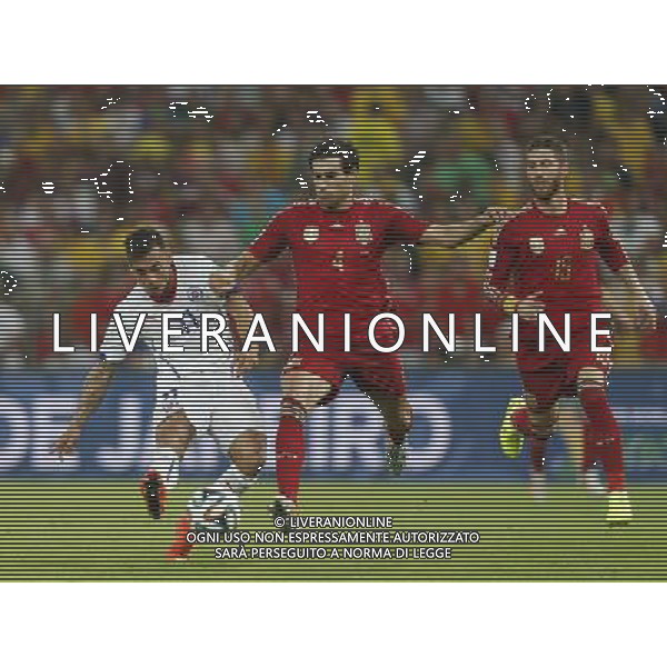 (140618) -- RIO DE JANEIRO, June 18, 2014 () -- Chile\'s Eduardo Vargas (L) competes with Spain\'s Javi Martinez (C) during a Group B match between Spain and Chile of 2014 FIFA World Cup at the Estadio do Maracana Stadium in Rio de Janeiro, Brazil, June 18, 2014. Chile won 2-0 over Spain on Wednesday. (/Wang Lili)(pcy) ©PHOTOSHOT/Agenzia Aldo Liverani sas - ITALY ONLY - EDITORIAL USE ONLY - Spagna Vs Cile partita del Gruppo B Coppa del Mondo 2014 FIFA a Estadio do Stadio Maracana\' di Rio de Janeiro, in Brasile, 18 Giugno 2014 il Cile ha vinto per 2-0 contro la Spagna
