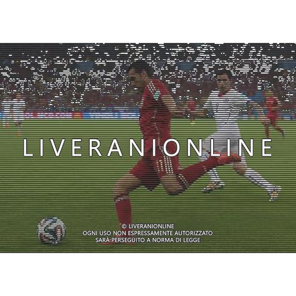 (140618) -- RIO DE JANEIRO, June 18, 2014 () -- Spain\'s Pedro Rodriguez (front) passes the ball during a Group B match between Spain and Chile of 2014 FIFA World Cup at the Estadio do Maracana Stadium in Rio de Janeiro, Brazil, June 18, 2014. Chile won 2-0 over Spain on Wednesday. (/Xu Zijian)(pcy) ©PHOTOSHOT/Agenzia Aldo Liverani sas - ITALY ONLY - EDITORIAL USE ONLY - Spagna Vs Cile partita del Gruppo B Coppa del Mondo 2014 FIFA a Estadio do Stadio Maracana\' di Rio de Janeiro, in Brasile, 18 Giugno 2014 il Cile ha vinto per 2-0 contro la Spagna