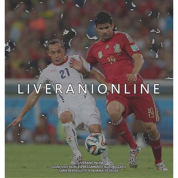 (140618) -- RIO DE JANEIRO, June 18, 2014 () -- Chile\'s Marcelo Diaz (L) competes with Spain\'s Diego Costa during a Group B match between Spain and Chile of 2014 FIFA World Cup at the Estadio do Maracana Stadium in Rio de Janeiro, Brazil, June 18, 2014. Chile won 2-0 over Spain on Wednesday. (/Xu Zijian)(pcy) ©PHOTOSHOT/Agenzia Aldo Liverani sas - ITALY ONLY - EDITORIAL USE ONLY - Spagna Vs Cile partita del Gruppo B Coppa del Mondo 2014 FIFA a Estadio do Stadio Maracana\' di Rio de Janeiro, in Brasile, 18 Giugno 2014 il Cile ha vinto per 2-0 contro la Spagna