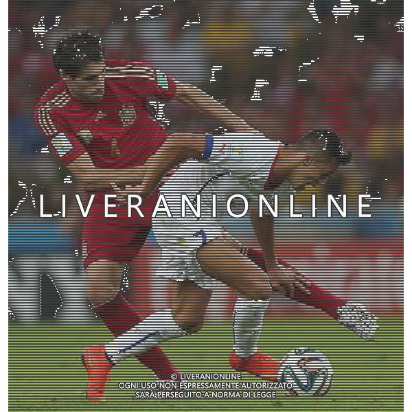 (140618) -- RIO DE JANEIRO, June 18, 2014 () -- Chile\'s Eugenio Mena (R) competes with Spain\'s Javi Martinez during a Group B match between Spain and Chile of 2014 FIFA World Cup at the Estadio do Maracana Stadium in Rio de Janeiro, Brazil, June 18, 2014. Chile won 2-0 over Spain on Wednesday. (/Xu Zijian)(pcy) ©PHOTOSHOT/Agenzia Aldo Liverani sas - ITALY ONLY - EDITORIAL USE ONLY - Spagna Vs Cile partita del Gruppo B Coppa del Mondo 2014 FIFA a Estadio do Stadio Maracana\' di Rio de Janeiro, in Brasile, 18 Giugno 2014 il Cile ha vinto per 2-0 contro la Spagna
