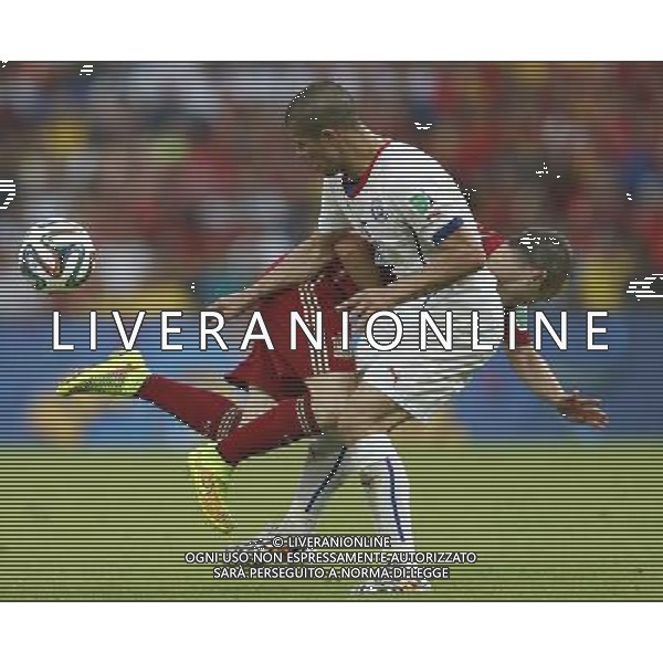(140618) -- RIO DE JANEIRO, June 18, 2014 () -- Spain\'s Andres Iniesta (R) competes with Chile\'s Francisco Silva during a Group B match between Spain and Chile of 2014 FIFA World Cup at the Estadio do Maracana Stadium in Rio de Janeiro, Brazil, June 18, 2014.Chile won 2-0 over Spain on Wednesday. (/Wang Lili)(rh) ©PHOTOSHOT/Agenzia Aldo Liverani sas - ITALY ONLY - EDITORIAL USE ONLY - Spagna Vs Cile partita del Gruppo B Coppa del Mondo 2014 FIFA a Estadio do Stadio Maracana\' di Rio de Janeiro, in Brasile, 18 Giugno 2014 il Cile ha vinto per 2-0 contro la Spagna