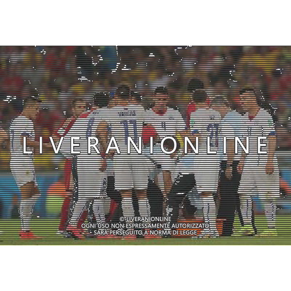 (140618) -- RIO DE JANEIRO, June 18, 2014 () -- Chile\'s players stand around injured Charles Aranguiz during a Group B match between Spain and Chile of 2014 FIFA World Cup at the Estadio do Maracana Stadium in Rio de Janeiro, Brazil, June 18, 2014. Chile won 2-0 over Spain on Wednesday. (/Xu Zijian)(pcy) ©PHOTOSHOT/Agenzia Aldo Liverani sas - ITALY ONLY - EDITORIAL USE ONLY - Spagna Vs Cile partita del Gruppo B Coppa del Mondo 2014 FIFA a Estadio do Stadio Maracana\' di Rio de Janeiro, in Brasile, 18 Giugno 2014 il Cile ha vinto per 2-0 contro la Spagna