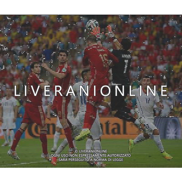 (140618) -- RIO DE JANEIRO, June 18, 2014 () -- Spain\'s Sergio Ramos (3rd R) vies with Chile\'s goalkeeper Claudio Bravo (2nd R) during a Group B match between Spain and Chile of 2014 FIFA World Cup at the Estadio do Maracana Stadium in Rio de Janeiro, Brazil, June 18, 2014.(/Wang Lili)(rh) ©PHOTOSHOT/Agenzia Aldo Liverani sas - ITALY ONLY - EDITORIAL USE ONLY - Spagna Vs Cile partita del Gruppo B Coppa del Mondo 2014 FIFA a Estadio do Stadio Maracana\' di Rio de Janeiro, in Brasile, 18 Giugno 2014 il Cile ha vinto per 2-0 contro la Spagna
