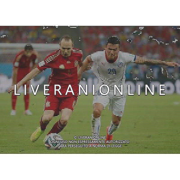 (140618) -- RIO DE JANEIRO, June 18, 2014 () -- Spain\'s Andres Iniesta vies with Chile\'s Charles Aranguiz during a Group B match between Spain and Chile of 2014 FIFA World Cup at the Estadio do Maracana Stadium in Rio de Janeiro, Brazil, June 18, 2014.(/Wang Lili)(rh) ©PHOTOSHOT/Agenzia Aldo Liverani sas - ITALY ONLY - EDITORIAL USE ONLY - Spagna Vs Cile partita del Gruppo B Coppa del Mondo 2014 FIFA a Estadio do Stadio Maracana\' di Rio de Janeiro, in Brasile, 18 Giugno 2014 il Cile ha vinto per 2-0 contro la Spagna
