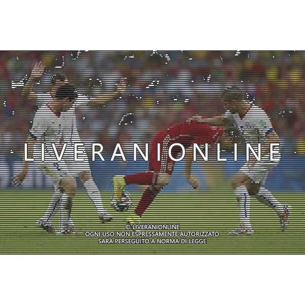 (140618) -- RIO DE JANEIRO, June 18, 2014 () -- Spain\'s Andres Iniesta (2nd R) falls down during a Group B match between Spain and Chile of 2014 FIFA World Cup at the Estadio do Maracana Stadium in Rio de Janeiro, Brazil, June 18, 2014.Chile won 2-0 over Spain on Wednesday. (/Wang Lili)(rh) ©PHOTOSHOT/Agenzia Aldo Liverani sas - ITALY ONLY - EDITORIAL USE ONLY - Spagna Vs Cile partita del Gruppo B Coppa del Mondo 2014 FIFA a Estadio do Stadio Maracana\' di Rio de Janeiro, in Brasile, 18 Giugno 2014 il Cile ha vinto per 2-0 contro la Spagna