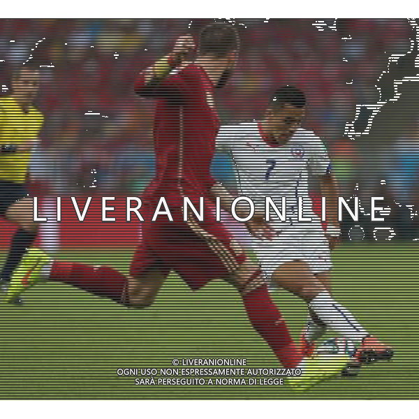 (140618) -- RIO DE JANEIRO, June 18, 2014 () -- Chile\'s Alexis Sanchez (R) controls the ball during a Group B match between Spain and Chile of 2014 FIFA World Cup at the Estadio do Maracana Stadium in Rio de Janeiro, Brazil, June 18, 2014. Chile won 2-0 over Spain on Wednesday. (/Xu Zijian)(pcy) ©PHOTOSHOT/Agenzia Aldo Liverani sas - ITALY ONLY - EDITORIAL USE ONLY - Spagna Vs Cile partita del Gruppo B Coppa del Mondo 2014 FIFA a Estadio do Stadio Maracana\' di Rio de Janeiro, in Brasile, 18 Giugno 2014 il Cile ha vinto per 2-0 contro la Spagna