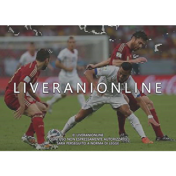 (140618) -- RIO DE JANEIRO, June 18, 2014 () -- Chile\'s Alexis Sanchez (C) competes with Spain\'s Xabi Alonso (R) during a Group B match between Spain and Chile of 2014 FIFA World Cup at the Estadio do Maracana Stadium in Rio de Janeiro, Brazil, June 18, 2014. Chile won 2-0 over Spain on Wednesday. (/Xu Zijian)(pcy) ©PHOTOSHOT/Agenzia Aldo Liverani sas - ITALY ONLY - EDITORIAL USE ONLY - Spagna Vs Cile partita del Gruppo B Coppa del Mondo 2014 FIFA a Estadio do Stadio Maracana\' di Rio de Janeiro, in Brasile, 18 Giugno 2014 il Cile ha vinto per 2-0 contro la Spagna