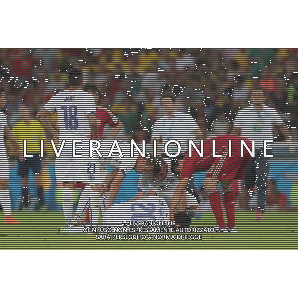 (140618) -- RIO DE JANEIRO, June 18, 2014 () -- Chile\'s Charles Aranguiz (front) falls down during a Group B match between Spain and Chile of 2014 FIFA World Cup at the Estadio do Maracana Stadium in Rio de Janeiro, Brazil, June 18, 2014.(/Xu Zijian)(pcy) ©PHOTOSHOT/Agenzia Aldo Liverani sas - ITALY ONLY - EDITORIAL USE ONLY - Spagna Vs Cile partita del Gruppo B Coppa del Mondo 2014 FIFA a Estadio do Stadio Maracana\' di Rio de Janeiro, in Brasile, 18 Giugno 2014 il Cile ha vinto per 2-0 contro la Spagna