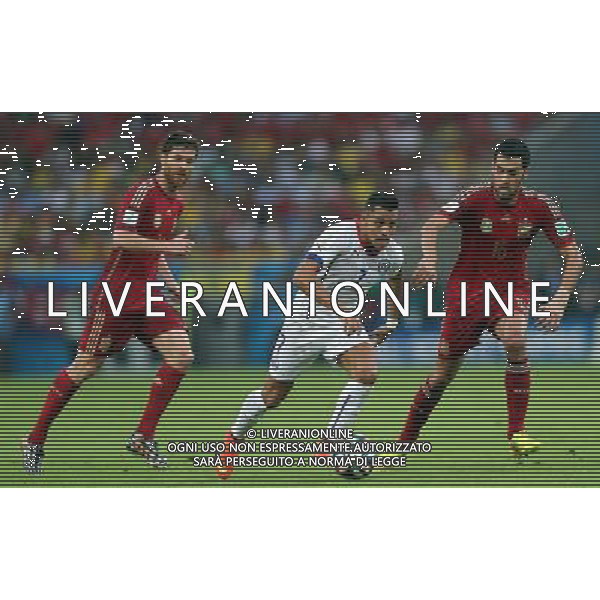 (140618) -- RIO DE JANEIRO, June 18, 2014 () -- Chile\'s Alexis Sanchez (C) runs with the ball during a Group B match between Spain and Chile of 2014 FIFA World Cup at the Estadio do Maracana Stadium in Rio de Janeiro, Brazil, June 18, 2014.(/Xu Zijian)(pcy) ©PHOTOSHOT/Agenzia Aldo Liverani sas - ITALY ONLY - EDITORIAL USE ONLY - Spagna Vs Cile partita del Gruppo B Coppa del Mondo 2014 FIFA a Estadio do Stadio Maracana\' di Rio de Janeiro, in Brasile, 18 Giugno 2014 il Cile ha vinto per 2-0 contro la Spagna