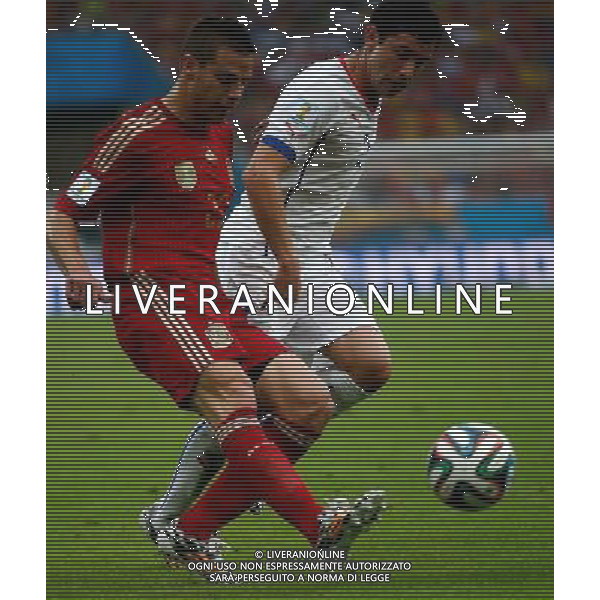 (140618) -- RIO DE JANEIRO, June 18, 2014 () -- Spain\'s Cesar Azpilicueta passes the ball during a Group B match between Spain and Chile of 2014 FIFA World Cup at the Estadio do Maracana Stadium in Rio de Janeiro, Brazil, June 18, 2014.(/Wang Lili)(rh) ©PHOTOSHOT/Agenzia Aldo Liverani sas - ITALY ONLY - EDITORIAL USE ONLY - Spagna Vs Cile partita del Gruppo B Coppa del Mondo 2014 FIFA a Estadio do Stadio Maracana\' di Rio de Janeiro, in Brasile, 18 Giugno 2014 il Cile ha vinto per 2-0 contro la Spagna