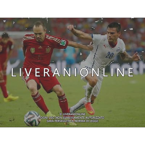 (140618) -- RIO DE JANEIRO, June 18, 2014 () -- Spain\'s Andres Iniesta vies with Chile\'s Charles Aranguiz during a Group B match between Spain and Chile of 2014 FIFA World Cup at the Estadio do Maracana Stadium in Rio de Janeiro, Brazil, June 18, 2014.(/Wang Lili)(rh) ©PHOTOSHOT/Agenzia Aldo Liverani sas - ITALY ONLY - EDITORIAL USE ONLY - Spagna Vs Cile partita del Gruppo B Coppa del Mondo 2014 FIFA a Estadio do Stadio Maracana\' di Rio de Janeiro, in Brasile, 18 Giugno 2014 il Cile ha vinto per 2-0 contro la Spagna