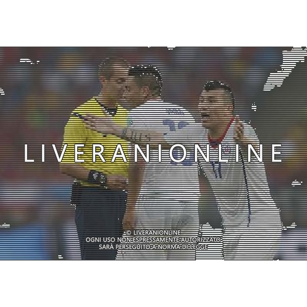 (140618) -- RIO DE JANEIRO, June 18, 2014 () -- Referee Mark W. Geiger (L) speaks with Chile\'s Jorge Valdivia (C) during a Group B match between Spain and Chile of 2014 FIFA World Cup at the Estadio do Maracana Stadium in Rio de Janeiro, Brazil, June 18, 2014.(/Wang Lili)(rh) ©PHOTOSHOT/Agenzia Aldo Liverani sas - ITALY ONLY - EDITORIAL USE ONLY - Spagna Vs Cile partita del Gruppo B Coppa del Mondo 2014 FIFA a Estadio do Stadio Maracana\' di Rio de Janeiro, in Brasile, 18 Giugno 2014 il Cile ha vinto per 2-0 contro la Spagna