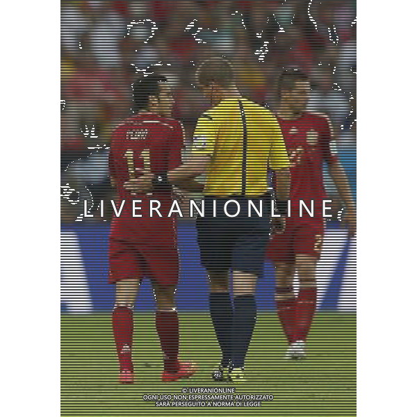 (140618) -- RIO DE JANEIRO, June 18, 2014 () -- Spain\'s Pedro Rodriguez (L) speaks with Referee Mark W. Geiger (R) during a Group B match between Spain and Chile of 2014 FIFA World Cup at the Estadio do Maracana Stadium in Rio de Janeiro, Brazil, June 18, 2014.(/Wang Lili)(rh) ©PHOTOSHOT/Agenzia Aldo Liverani sas - ITALY ONLY - EDITORIAL USE ONLY - Spagna Vs Cile partita del Gruppo B Coppa del Mondo 2014 FIFA a Estadio do Stadio Maracana\' di Rio de Janeiro, in Brasile, 18 Giugno 2014 il Cile ha vinto per 2-0 contro la Spagna