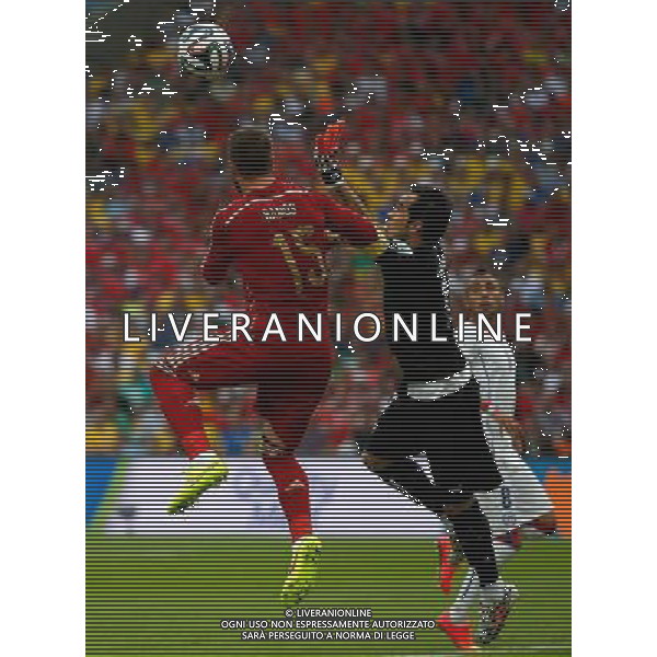 (140618) -- RIO DE JANEIRO, June 18, 2014 () -- Spain\'s Sergio Ramos (L) vies for the ball with Chile\'s goalkeeper Claudio Bravo during a Group B match between Spain and Chile of 2014 FIFA World Cup at the Estadio do Maracana Stadium in Rio de Janeiro, Brazil, June 18, 2014.(/Wang Lili)(rh) ©PHOTOSHOT/Agenzia Aldo Liverani sas - ITALY ONLY - EDITORIAL USE ONLY - Spagna Vs Cile partita del Gruppo B Coppa del Mondo 2014 FIFA a Estadio do Stadio Maracana\' di Rio de Janeiro, in Brasile, 18 Giugno 2014 il Cile ha vinto per 2-0 contro la Spagna