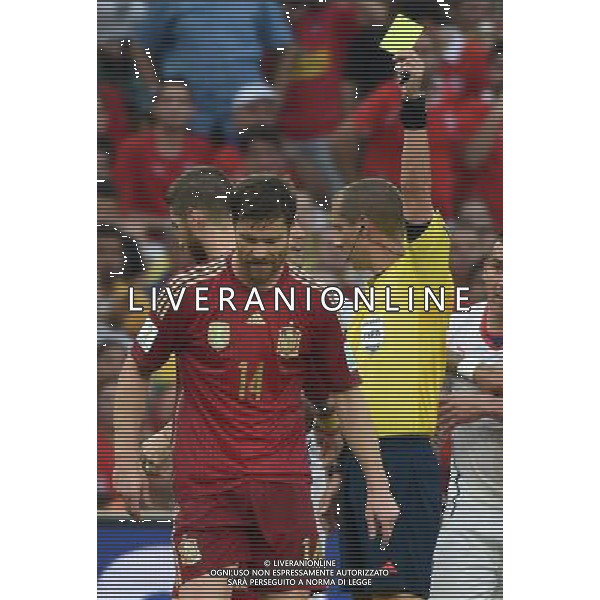 (140618) -- RIO DE JANEIRO, June 18, 2014 () -- Referee Mark W. Geiger (R) from U.S. gives a yellow card to Spain\'s Xabi Alonso (front) during Group B match between Spain and Chile of 2014 FIFA World Cup at the Estadio do Maracana Stadium in Rio de Janeiro, Brazil, June 18, 2014.(/Wang Yuguo)(pcy) ©PHOTOSHOT/Agenzia Aldo Liverani sas - ITALY ONLY - EDITORIAL USE ONLY - Spagna Vs Cile partita del Gruppo B Coppa del Mondo 2014 FIFA a Estadio do Stadio Maracana\' di Rio de Janeiro, in Brasile, 18 Giugno 2014 il Cile ha vinto per 2-0 contro la Spagna