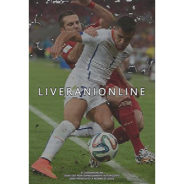 (140618) -- RIO DE JANEIRO, June 18, 2014 () -- Chile\'s Alexis Sanchez (front) competes with Spain\'s Jordi Alba during Group B match between Spain and Chile of 2014 FIFA World Cup at the Estadio do Maracana Stadium in Rio de Janeiro, Brazil, June 18, 2014.(/Wang Yuguo)(pcy) ©PHOTOSHOT/Agenzia Aldo Liverani sas - ITALY ONLY - EDITORIAL USE ONLY - Spagna Vs Cile partita del Gruppo B Coppa del Mondo 2014 FIFA a Estadio do Stadio Maracana\' di Rio de Janeiro, in Brasile, 18 Giugno 2014 il Cile ha vinto per 2-0 contro la Spagna