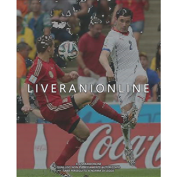(140618) -- RIO DE JANEIRO, June 18, 2014 () -- Chile\'s Eugenio Mena (R) competes with Spain\'s Cesar Azpilicueta during a Group B match between Spain and Chile of 2014 FIFA World Cup at the Estadio do Maracana Stadium in Rio de Janeiro, Brazil, June 18, 2014.(/Xu Zijian)(pcy) ©PHOTOSHOT/Agenzia Aldo Liverani sas - ITALY ONLY - EDITORIAL USE ONLY - Spagna Vs Cile partita del Gruppo B Coppa del Mondo 2014 FIFA a Estadio do Stadio Maracana\' di Rio de Janeiro, in Brasile, 18 Giugno 2014 il Cile ha vinto per 2-0 contro la Spagna