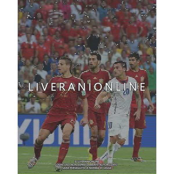 (140618) -- RIO DE JANEIRO, June 18, 2014 () -- Chile\'s Charles Aranguiz (2nd R) looks at his shot during Group B match between Spain and Chile of 2014 FIFA World Cup at the Estadio do Maracana Stadium in Rio de Janeiro, Brazil, June 18, 2014.(/Wang Yuguo)(pcy) ©PHOTOSHOT/Agenzia Aldo Liverani sas - ITALY ONLY - EDITORIAL USE ONLY - Spagna Vs Cile partita del Gruppo B Coppa del Mondo 2014 FIFA a Estadio do Stadio Maracana\' di Rio de Janeiro, in Brasile, 18 Giugno 2014 il Cile ha vinto per 2-0 contro la Spagna