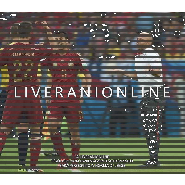 (140618) -- RIO DE JANEIRO, June 18, 2014 () -- Chile\'s coach Jorge Sampaoli (R) reacts as Referee Mark W. Geiger calls a foul during Group B match between Spain and Chile of 2014 FIFA World Cup at the Estadio do Maracana Stadium in Rio de Janeiro, Brazil, June 18, 2014.(/Wang Yuguo)(pcy) ©PHOTOSHOT/Agenzia Aldo Liverani sas - ITALY ONLY - EDITORIAL USE ONLY - Spagna Vs Cile partita del Gruppo B Coppa del Mondo 2014 FIFA a Estadio do Stadio Maracana\' di Rio de Janeiro, in Brasile, 18 Giugno 2014 il Cile ha vinto per 2-0 contro la Spagna