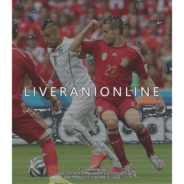 (140618) -- RIO DE JANEIRO, June 18, 2014 () -- Chile\'s Arturo Vidal (C) competes with Spain\'s Cesar Azpilicueta (R) during a Group B match between Spain and Chile of 2014 FIFA World Cup at the Estadio do Maracana Stadium in Rio de Janeiro, Brazil, June 18, 2014.(/Xu Zijian)(pcy) ©PHOTOSHOT/Agenzia Aldo Liverani sas - ITALY ONLY - EDITORIAL USE ONLY - Spagna Vs Cile partita del Gruppo B Coppa del Mondo 2014 FIFA a Estadio do Stadio Maracana\' di Rio de Janeiro, in Brasile, 18 Giugno 2014 il Cile ha vinto per 2-0 contro la Spagna