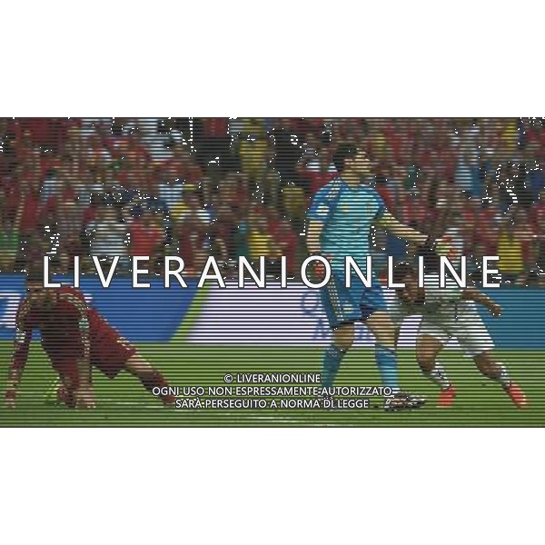(140618) -- RIO DE JANEIRO, June 18, 2014 () -- Spain\'s goalkeeper Iker Casillas (C) reacts to a goal of Chile\'s Charles Aranguiz (R) during Group B match between Spain and Chile of 2014 FIFA World Cup at the Estadio do Maracana Stadium in Rio de Janeiro, Brazil, June 18, 2014.(/Wang Yuguo)(pcy) ©PHOTOSHOT/Agenzia Aldo Liverani sas - ITALY ONLY - EDITORIAL USE ONLY - Spagna Vs Cile partita del Gruppo B Coppa del Mondo 2014 FIFA a Estadio do Stadio Maracana\' di Rio de Janeiro, in Brasile, 18 Giugno 2014 il Cile ha vinto per 2-0 contro la Spagna