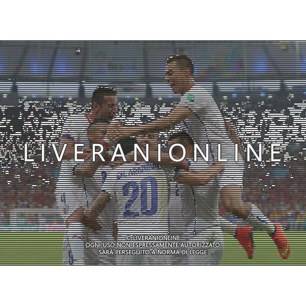 (140618) -- RIO DE JANEIRO, June 18, 2014 () -- Chile\'s players celebrate for a goal of Charles Aranguiz (front) during a Group B match between Spain and Chile of 2014 FIFA World Cup at the Estadio do Maracana Stadium in Rio de Janeiro, Brazil, June 18, 2014.(/Xu Zijian)(pcy) ©PHOTOSHOT/Agenzia Aldo Liverani sas - ITALY ONLY - EDITORIAL USE ONLY - Spagna Vs Cile partita del Gruppo B Coppa del Mondo 2014 FIFA a Estadio do Stadio Maracana\' di Rio de Janeiro, in Brasile, 18 Giugno 2014 il Cile ha vinto per 2-0 contro la Spagna
