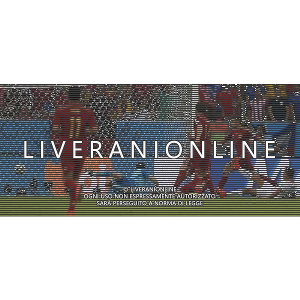 (140618) -- RIO DE JANEIRO, June 18, 2014 () -- Chile\'s Eduardo Vargas (1st R) shoots a goal during a Group B match between Spain and Chile of 2014 FIFA World Cup at the Estadio do Maracana Stadium in Rio de Janeiro, Brazil, June 18, 2014.(/Wang Lili)(rh) ©PHOTOSHOT/Agenzia Aldo Liverani sas - ITALY ONLY - EDITORIAL USE ONLY - Spagna Vs Cile partita del Gruppo B Coppa del Mondo 2014 FIFA a Estadio do Stadio Maracana\' di Rio de Janeiro, in Brasile, 18 Giugno 2014 il Cile ha vinto per 2-0 contro la Spagna