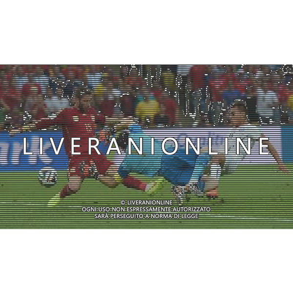 (140618) -- RIO DE JANEIRO, June 18, 2014 () -- Chile\'s Eduardo Vargas (1st R) shoots a goal during a Group B match between Spain and Chile of 2014 FIFA World Cup at the Estadio do Maracana Stadium in Rio de Janeiro, Brazil, June 18, 2014.(/Wang Yuguo)(rh) ©PHOTOSHOT/Agenzia Aldo Liverani sas - ITALY ONLY - EDITORIAL USE ONLY - Spagna Vs Cile partita del Gruppo B Coppa del Mondo 2014 FIFA a Estadio do Stadio Maracana\' di Rio de Janeiro, in Brasile, 18 Giugno 2014 il Cile ha vinto per 2-0 contro la Spagna