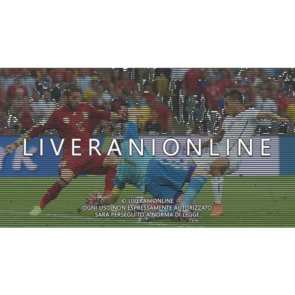 (140618) -- RIO DE JANEIRO, June 18, 2014 () -- Chile\'s Eduardo Vargas (1st R) shoots a goal during a Group B match between Spain and Chile of 2014 FIFA World Cup at the Estadio do Maracana Stadium in Rio de Janeiro, Brazil, June 18, 2014.(/Wang Yuguo)(rh) ©PHOTOSHOT/Agenzia Aldo Liverani sas - ITALY ONLY - EDITORIAL USE ONLY - Spagna Vs Cile partita del Gruppo B Coppa del Mondo 2014 FIFA a Estadio do Stadio Maracana\' di Rio de Janeiro, in Brasile, 18 Giugno 2014 il Cile ha vinto per 2-0 contro la Spagna